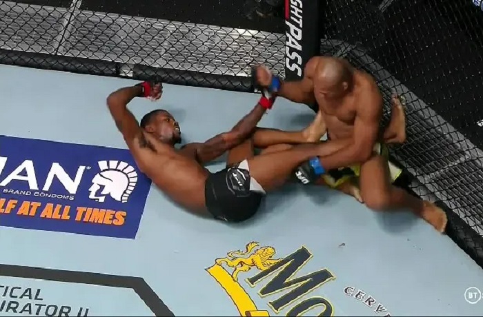 Vídeo: mesmo por cima, Ronaldo Jacaré é nocauteado de forma impressionante no UFC 256; veja
