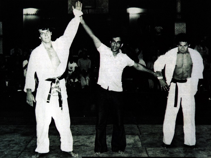 Quando os torneios de Jiu-Jitsu ainda eram raros, Rolls Gracie fez história e conquistou o primeiro absoluto em uma competição oficial; relembre