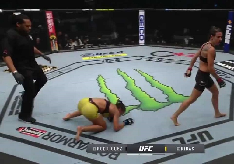 Vídeo: com direito a ‘trapalhada’ do árbitro central, Marina Rodriguez precisa nocautear Amanda Ribas duas vezes para vencer combate no UFC 257