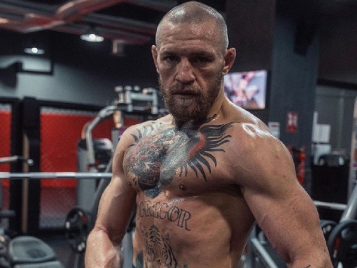 McGregor se recupera de uma fratura na perna na luta contra Poirier (Foto: Reprodução/ Instagram)