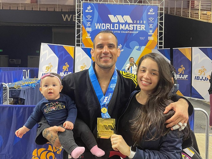 Faixa-preta Ítalo Lins festeja título mundial master com chegada da sua filha e deixa lição: ‘Aprendi mais sobre autoconfiança e concentração’