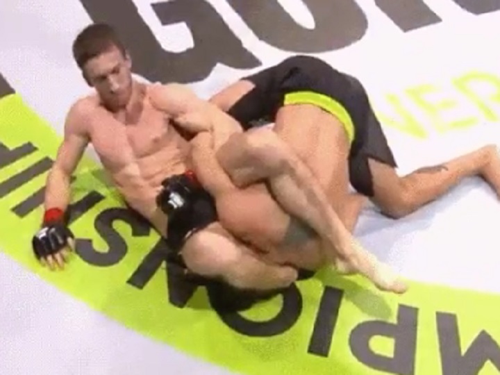 Vídeo: lutador brasileiro surpreende oponente ao escapar de omoplata e encaixar finalização impressionante em evento de MMA na Rússia
