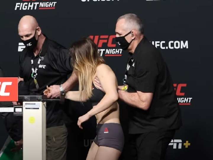 Vídeo: debilitada após o corte de peso, lutadora sofre dois desmaios durante pesagem do UFC Vegas 22 e tem luta cancelada; assista e opine