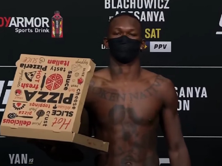 Com caixa de pizza e 2kg abaixo do limite da divisão, Adesanya é destaque na pesagem do UFC 259; disputas de cinturão são confirmadas