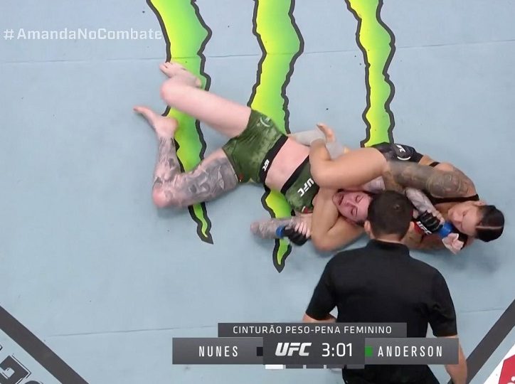 Vídeo: com Jiu-Jitsu implacável, Amanda Nunes finaliza Megan Anderson no primeiro round e mantém cinturão peso-pena no UFC 259