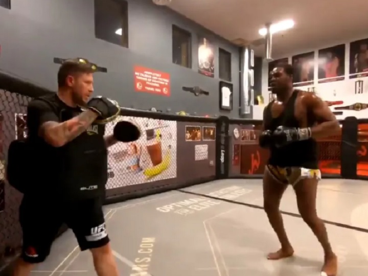 Vídeo: com mais de 110kg e em transição para o peso pesado, Jon Jones mostra arsenal de golpes no octógono e forma física impressiona