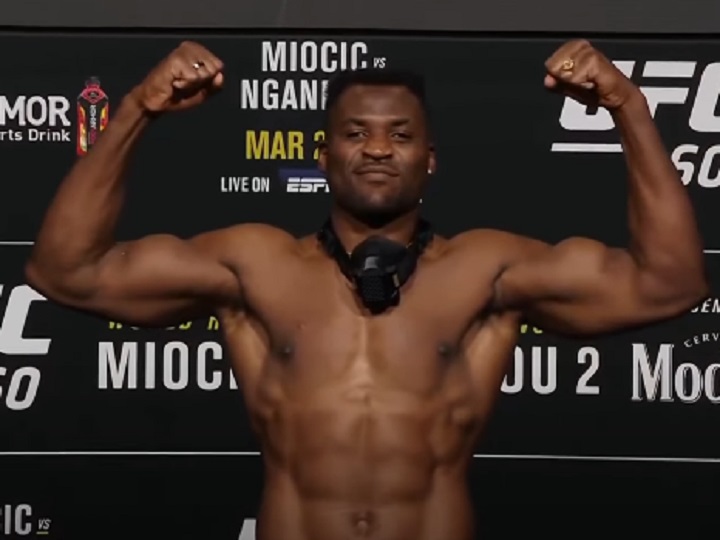 Francis Ngannou impressiona e fica com 13kg a mais que o campeão peso-pesado Stipe Miocic durante a pesagem do UFC 260; veja como foi