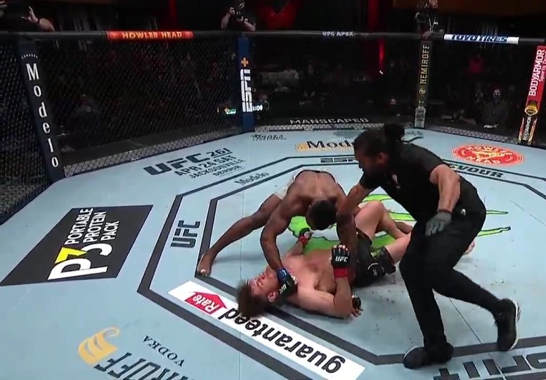 Vídeo: Francis Ngannou mostra evolução, ‘apaga’ Stipe Miocic com golpes potentes e se torna o novo ‘rei dos pesados’ no UFC 260; assista