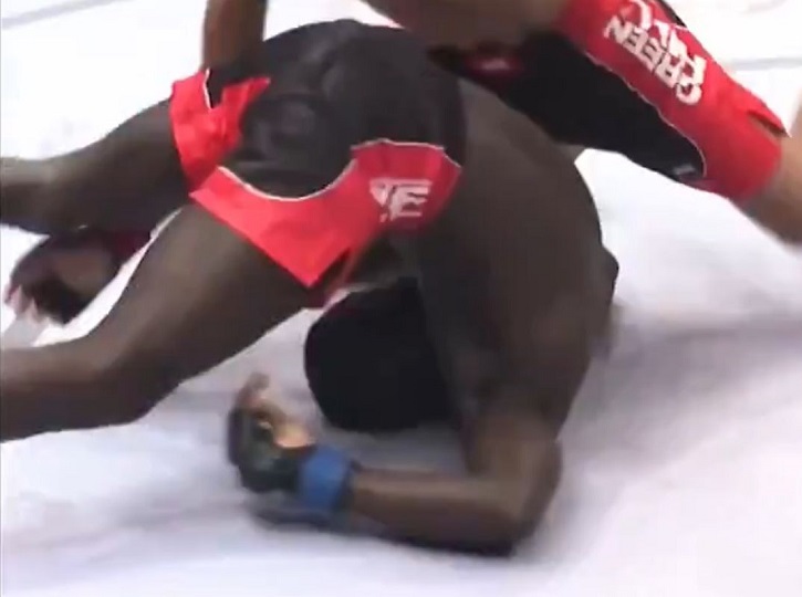 Vídeo: joelhada ilegal ‘à lá Petr Yan’ no UFC 259 e polêmico nocaute com bate-estaca marcam edição do BRAVE CF no Bahrein; assista aqui