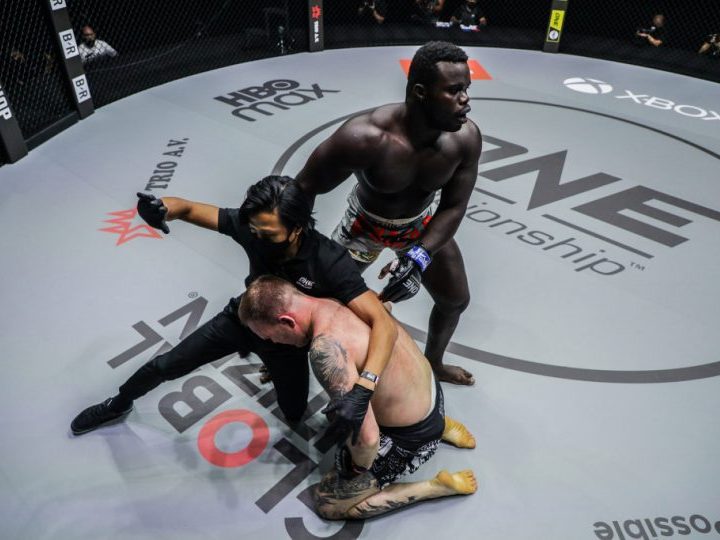 Vídeo: cotado como adversário de Buchecha, ‘gigante senegalês’ anota mais um nocaute no ONE Championship e continua invicto no MMA