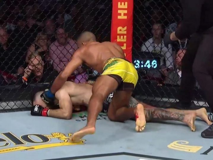 Vídeo: assista ao nocaute com ‘delay’ de Edson Barboza para vencer Shane Burgos no UFC 262