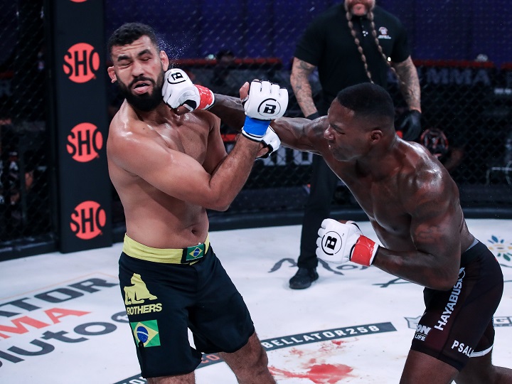 Vídeo: em volta ao MMA, Anthony Johnson aplica golpe espetacular e vence brasileiro no Bellator 258