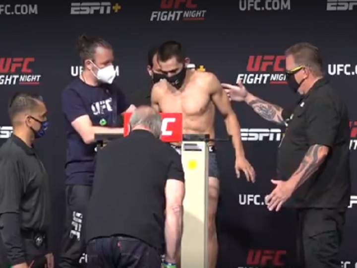 Lutador quase desmaia e precisa ser amparado na pesagem do UFC Vegas 26; brasileiro deixa card