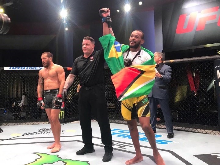 Vídeo: guianês radicado no Brasil coloca em prática Luta Livre e 'apaga'  rival no UFC Vegas 26 - TATAME