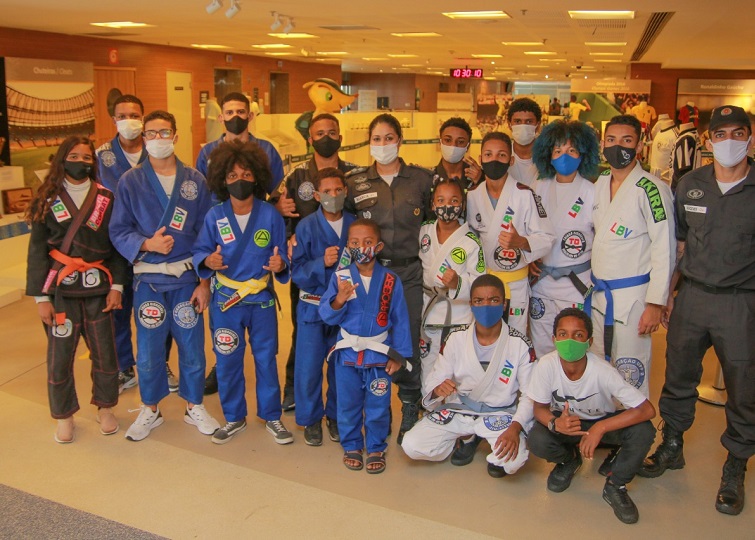 Palco de lutas de Hélio e Carlson Gracie, Maracanã comemora 71 anos com visita de crianças praticantes de Jiu-Jitsu