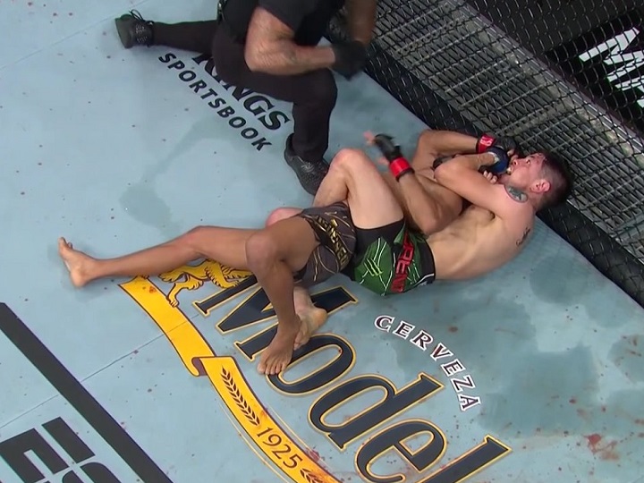 Vídeo: Moreno domina Deiveson no chão e leva cinturão peso-mosca do UFC com justa finalização; assista