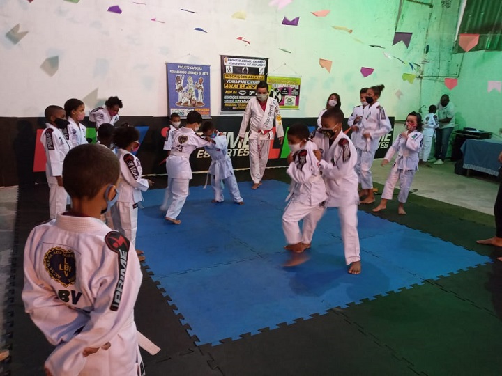 Lutador do UFC, Léo Santos inspira crianças em projeto social de bairro do subúrbio do Rio