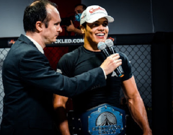 Raul Basílio finaliza e mantém título do Submission Circus; equipe de MMA vence desafio feminino