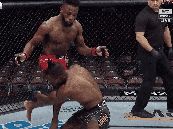 Vídeo: Manel Kape aplica joelhada voadora insana para nocautear adversário no UFC 265