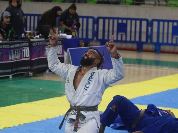 Faixa-preta brilha no segundo Brasileiro de Jiu-Jitsu Paradesportivo e fatura cinco títulos