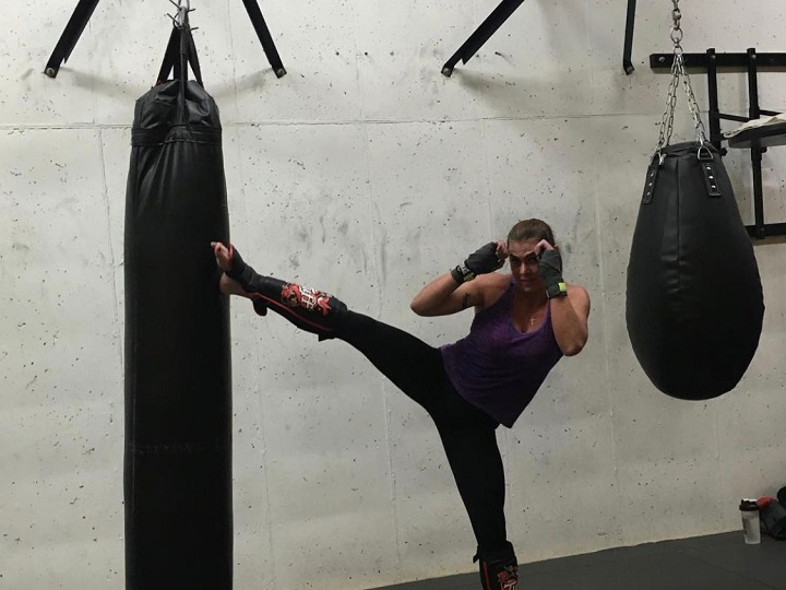 Pioneira e multicampeã no Boxe e Kickboxing, Fernanda Caiado relembra trajetória e conquistas