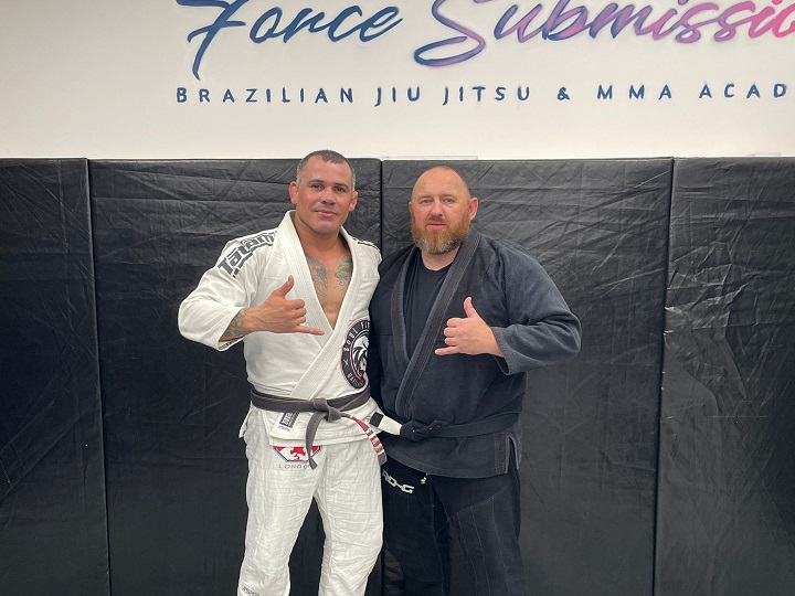 Formador de atletas no Reino Unido recebe faixa-preta de Jiu-Jitsu do professor Leo Queiroz