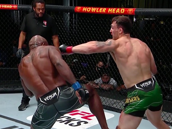 Vídeo: duelo no UFC Vegas 36 tem desfecho incomum depois de ‘pisão’ aplicado por americano; entenda