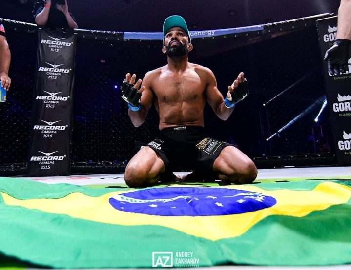 Elismar Carrasco em comemoração com a bandeira do Brasil (Foto Andrey Zakharov)