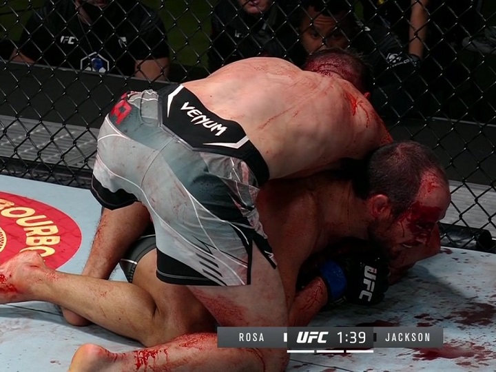 Vídeo: duelo no UFC Vegas 39 tem ‘banho de sangue’ após cotovelada brutal; veja como foi