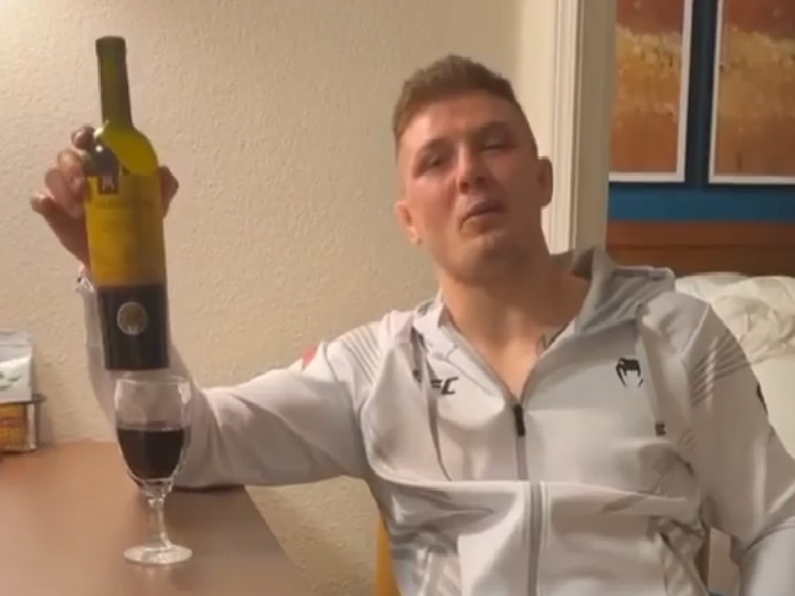 Com direito a vinho, Marvin Vettori provoca Borrachinha após vitória no UFC Vegas 41: ‘Vou beber sozinho’
