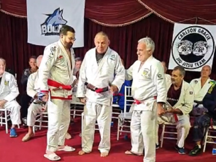 Sergio Bolão recebe faixa-coral de Jiu-Jitsu no Rio; assista
