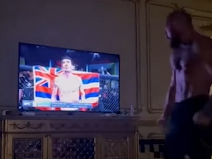 ‘Pilhado’, McGregor simula encarada com Holloway pela TV