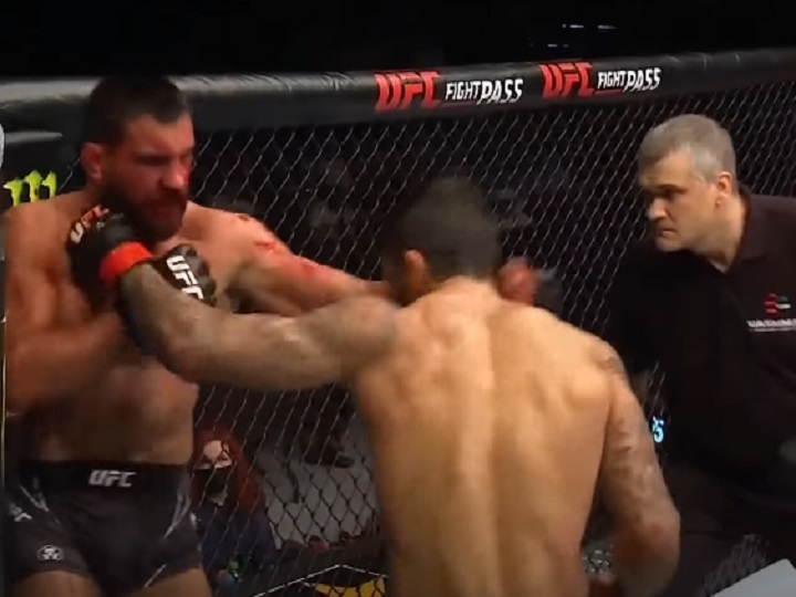 Cormier e Big John criticam árbitro que permitiu ‘massacre’ de Capoeira no UFC 267; confira