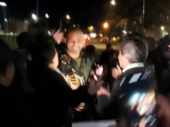 Vídeo: Glover Teixeira é recebido com festa nas ruas de Connecticut e gritos de ‘é campeão’ após título do UFC