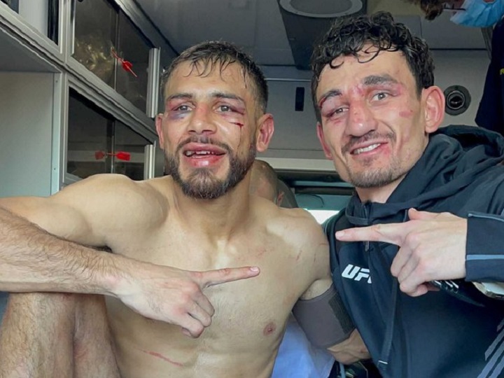 Holloway e Rodriguez dentro da ambulância após o UFC Vegas 42