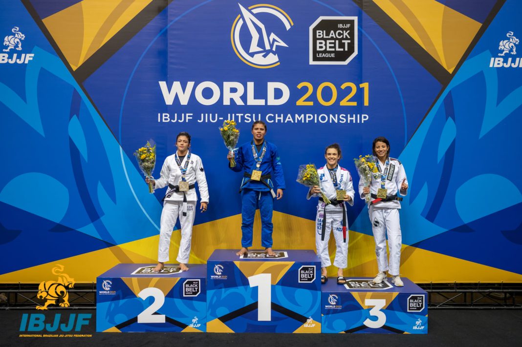 Gabrielle McComb, Bia Basílio e Gabi Fechter no pódio do Mundial de Jiu-Jitsu (Foto IBJJF)