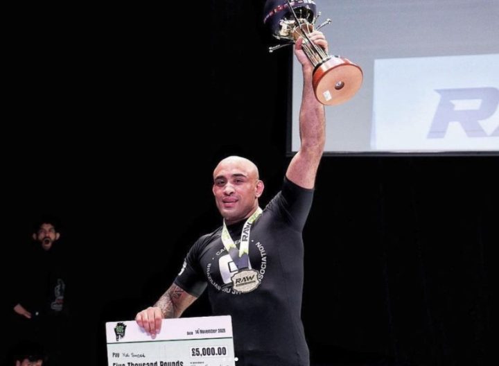 Yuri Simões venceu torneio de 5 mil libras antes do fim do ano (Foto arquivo pessoal/RAW