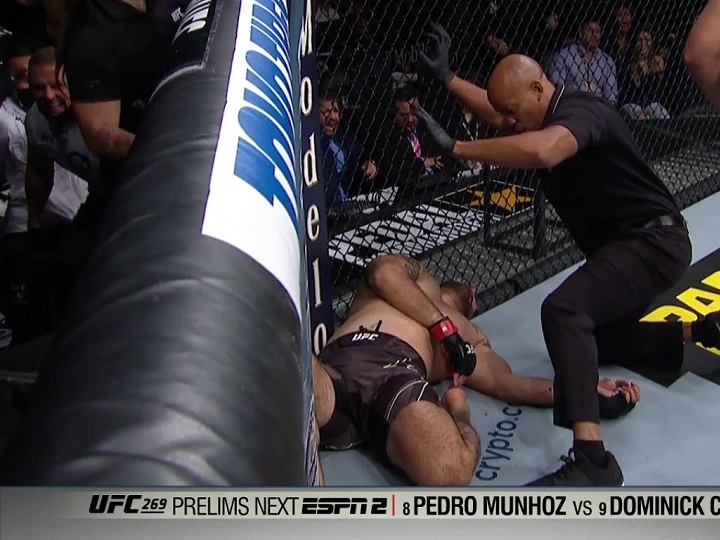 Brasileiro é nocauteado de forma brutal no UFC 269; confira como foi