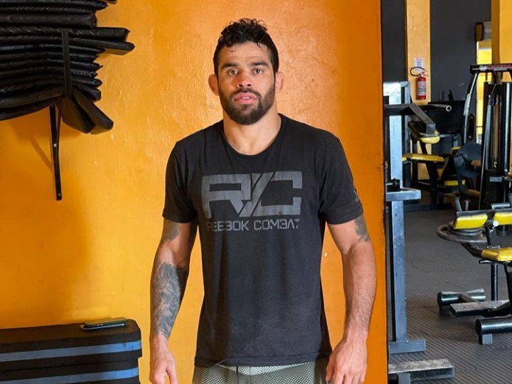 Renan Barão não faz uma luta de MMA desde 2019 (Foto: Reprodução/Instagram)
