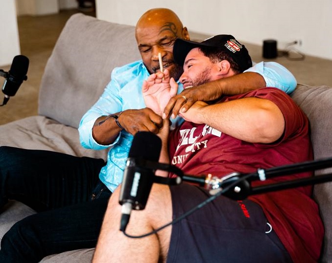 Mike Tyson e Gabriel Poncio em brincadeira durante a entrevista (Foto arquivo pessoal)