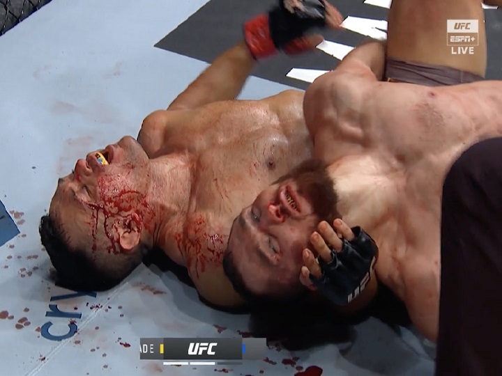 UFC 271: com virada espetacular em luta sangrenta, brasileiro finaliza adversário e brilha no evento