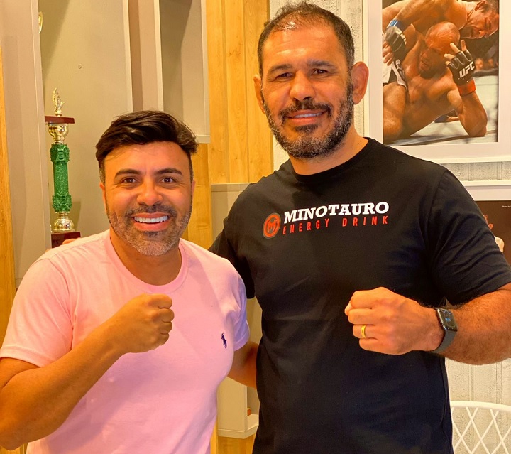 Apresentador da RedeTV! recebe treinos de Rogério Minotouro antes de luta de MMA