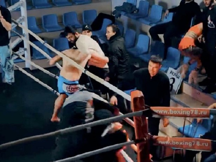 Lutador protagoniza briga generalizada após ser desclassificado em duelo de MMA na Rússia; veja