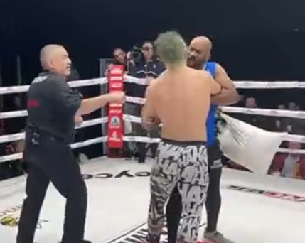 Markus Maluko, ex-UFC, se envolve em confusão durante luta de travesseiros; assista