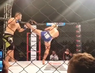 Com apenas uma mão, lutador aplica nocaute brutal em evento de MMA na Bahia; veja