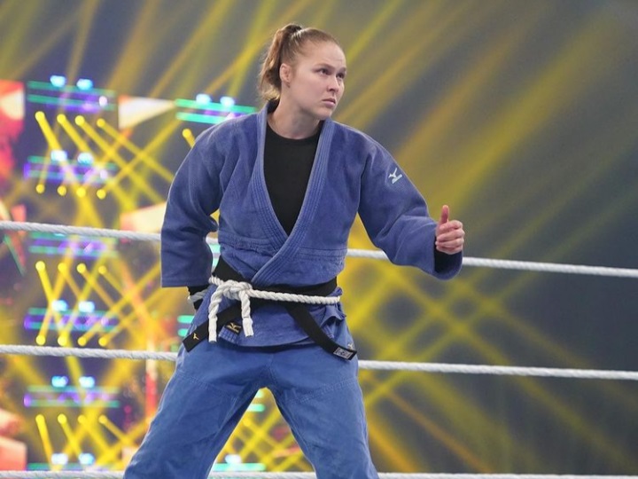 Em ação no WWE, Ronda Rousey usa quimono, luta com braço ‘amarrado’ e cita inspiração em Royce Gracie