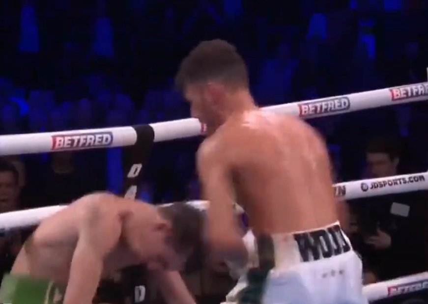Boxe: lutador irlandês sofre nocaute brutal e cai fora do ringue; assista o vídeo