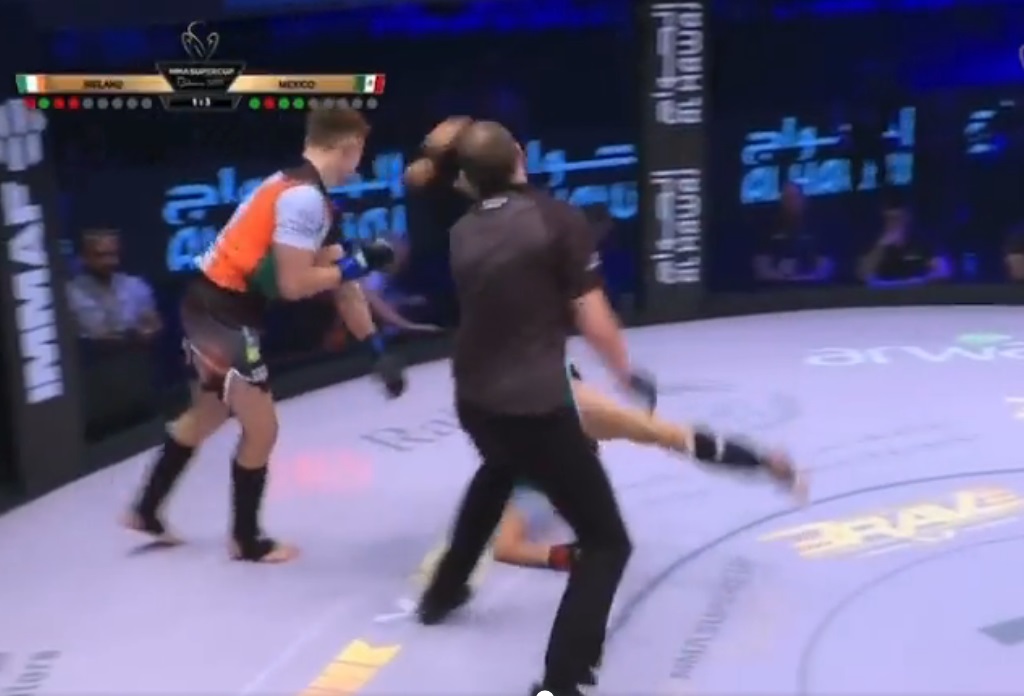 Árbitro recebe nocaute brutal na Copa do Mundo de MMA no Bahrein; confira o vídeo