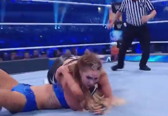 Em ação no WWE, Ronda Rousey é derrota e perde cinturão da companhia; confira o vídeo