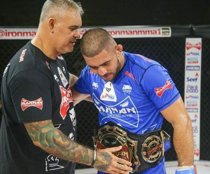 Camelo recebe o cinturão das mãos de Iron Tomaz, CEO do Iron Man MMA (Foto divulgação)